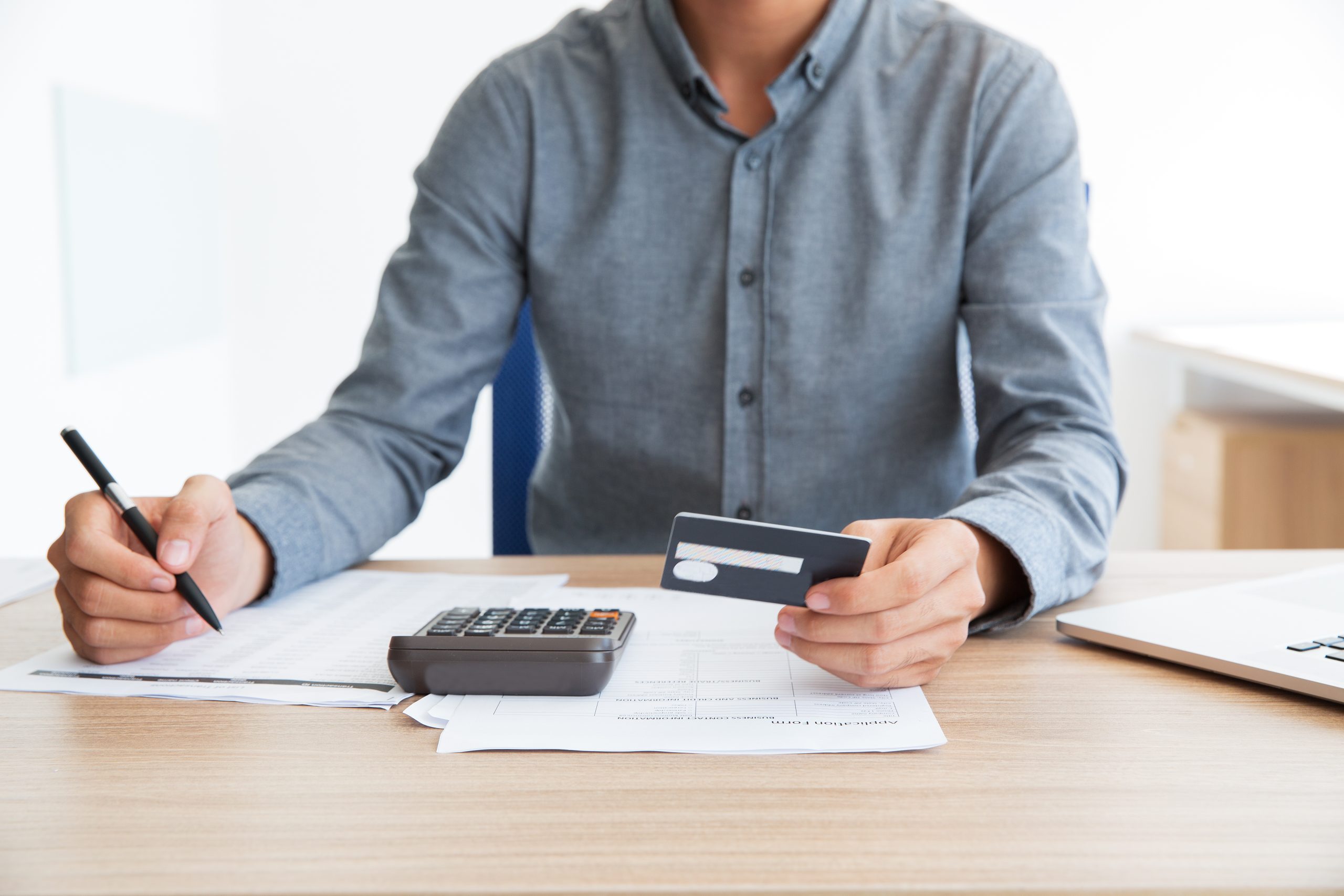 The Difference Between an Acquiring Bank and Issuing Bank